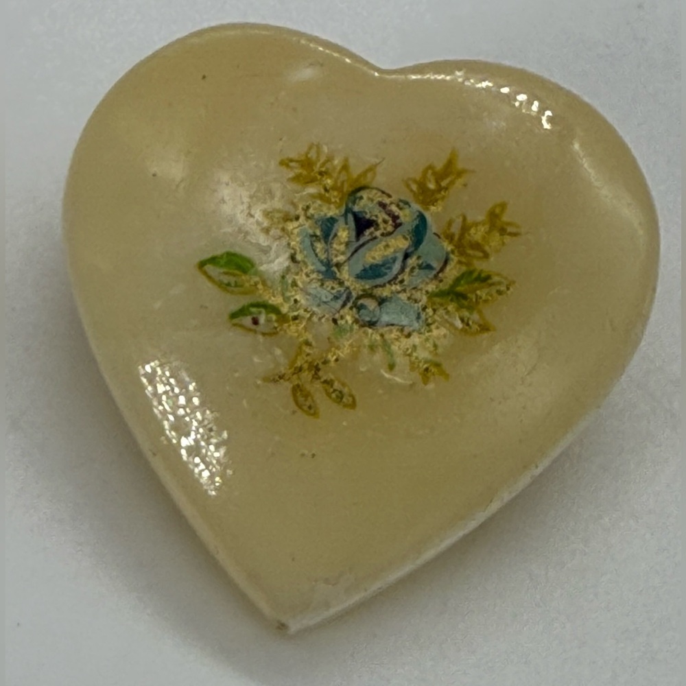 Vintage Heart Brooch Blue Floral Decal Pin Retro accessory sweetheart gift style - Picture 1 of 4